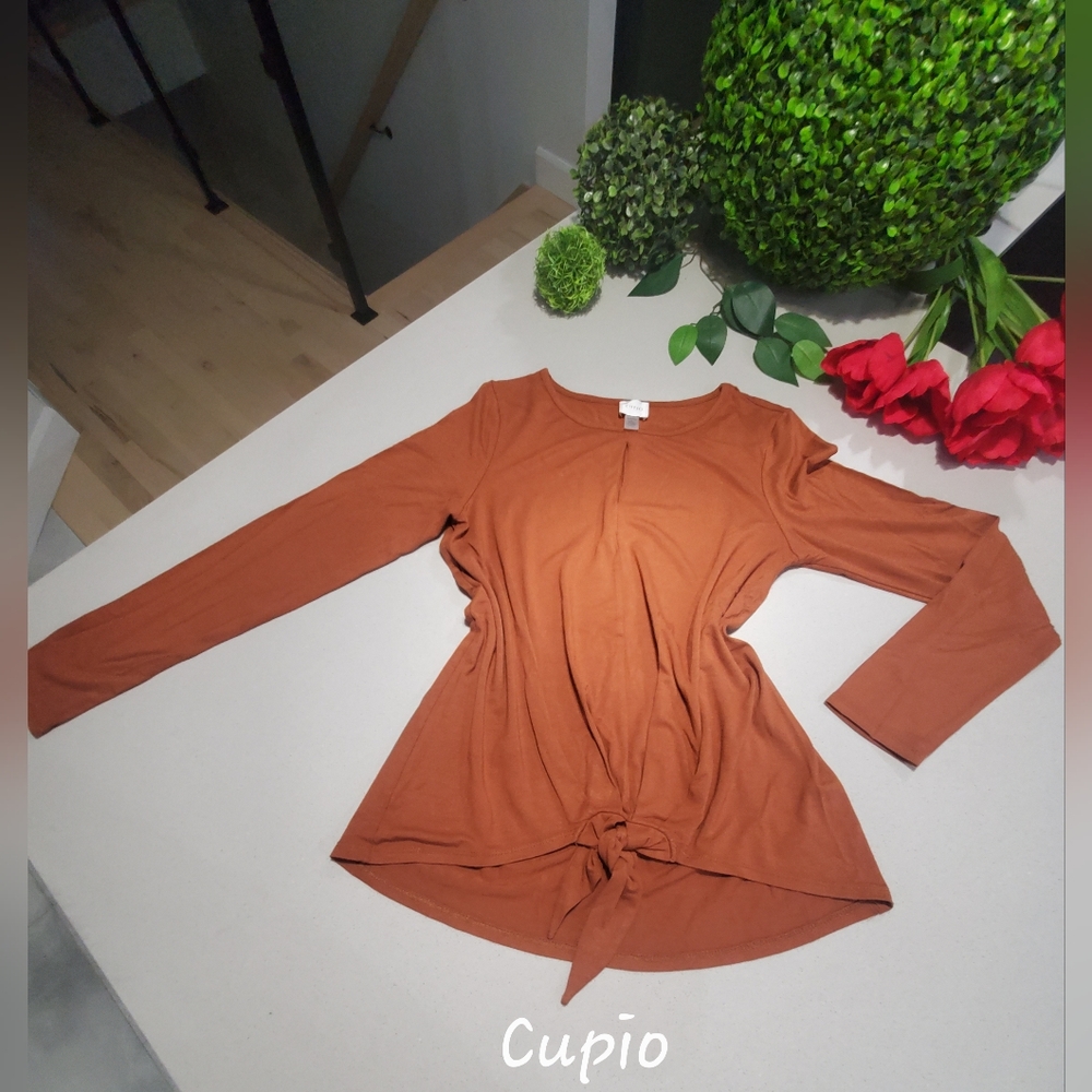 CUPIO Impeccable chandail à manches longues avec noeud avant, ouverture au col